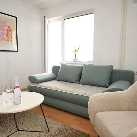 Cinema Vardar Apartment, Downtown - Pedestrian Zone, Fully Air-conditioned, Free Parking Apartman *